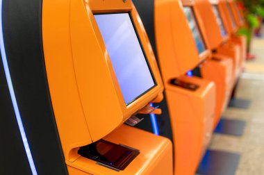 Havaalanındaki otomatik kontrol cihazlarının menzili. self-servis makinesi ve giriş için havaalanındaki masa başında yer ayırtmaya, bilet yazdırmaya veya bilet almaya yardım et. Uçuş detaylarını doğrula.