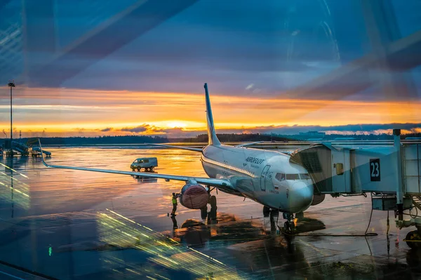 莫斯科 俄克拉荷马州 2021年5月6日 航空公司的飞机通过玻璃与反光 联盟的飞机Skyteam 航空公司在Sheremetyevo机场的跑道上 — 图库照片