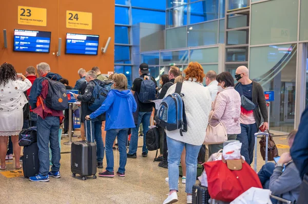 2021年5月7日 俄克拉荷马州莫斯科 一群人排队等候谢里蒂沃国际机场的登机门 排队等候在机场登机门的人 — 图库照片