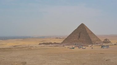Kahire 'deki Giza Platosu' ndaki Büyük Cheops Piramidinin Panoraması. Büyük Giza Piramidi aynı zamanda Khufu Piramidi olarak da bilinir. Giza Platosu 'ndaki en büyük piramit ve Antik Dünya' nın Yedi Harikası 'nın en eskisidir..