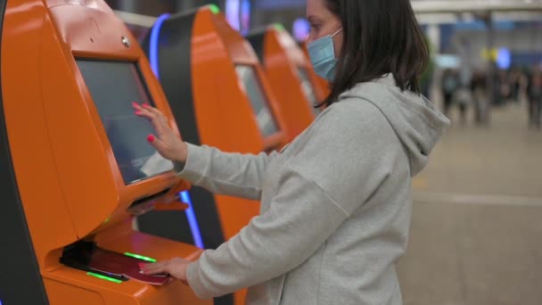 Mulher Usando Máquina Check Automático Aeroporto Mulher Faz Check Quiosque — Vídeo de Stock