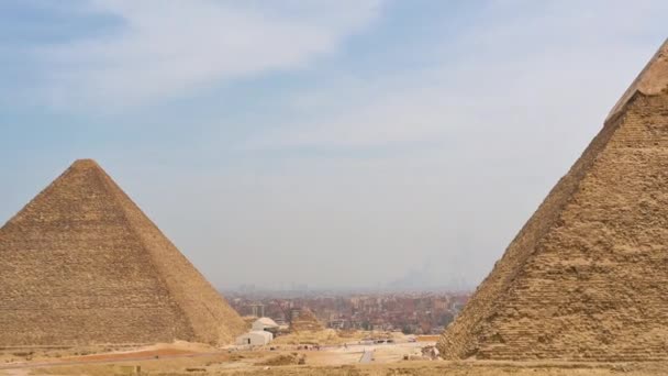 カイロのギザ高原にあるチーズの大ピラミッドのパノラマ クフやチョップのピラミッドとも呼ばれるギザの大ピラミッド ギザ高原最大のピラミッドで 最古のピラミッドである — ストック動画