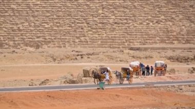 Kahire 'deki Giza Platosu' ndaki Büyük Cheops Piramidinin Panoraması. Giza Platosu 'ndaki en büyük piramit ve Antik Dünya' nın Yedi Harikası 'nın en eskisidir..