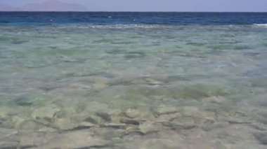 Mercan resifleri ve dalgalarıyla kıyı şeridi. Yaz ve seyahat tatili konsepti. Okyanus Kıyısı ve Bariyer Resifi. Mercan plajında panoramik manzara