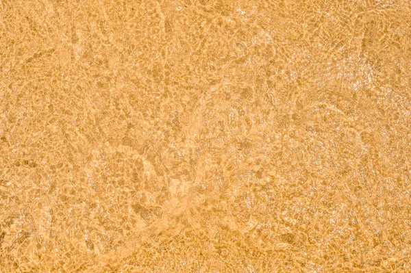 Transparentní Textura Vody Přes Čistou Mořskou Vodu Vidět Zlatý Písek — Stock fotografie