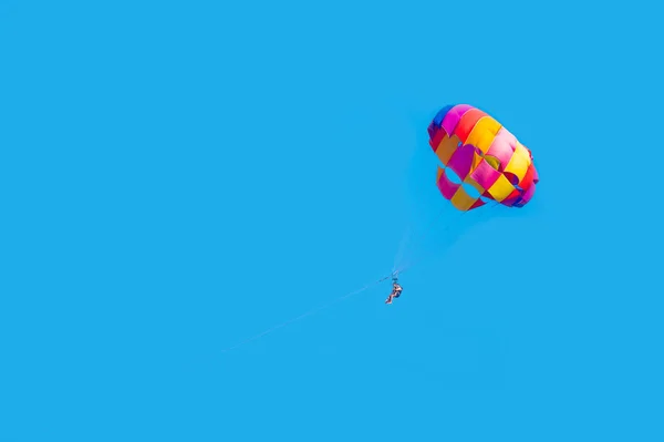 Happy Couple Parasailing Tropical Beach Summer Couple Parachute Hanging Mid — Stock Photo, Image