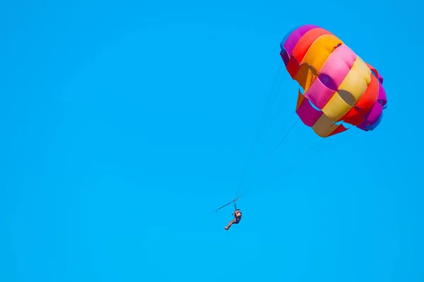 Parasailing Blue Sky Couple Parachute Hanging Mid Air Positive Human — Fotografia de Stock