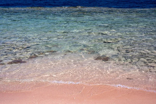 Turkoois Zee Koraal Strand Pink Beach Splash Wave Kristalhelder Oceaanwater — Stockfoto