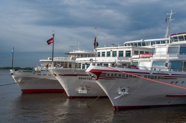 Moskova, Rusya - 06 Haziran 2021: rıhtımdaki nehir tekneleri. Volga Nehri 'ndeki yolcu gemisi. Üç nehir yolcu gemisi park halinde.