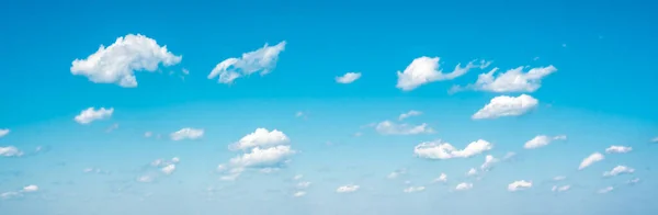 Πανόραμα Ουρανός Και Σύννεφα Λευκά Πυκνά Σύννεφα Καθαρό Μπλε Φόντο — Φωτογραφία Αρχείου