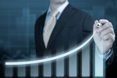 İşadamı gelecekteki kurumsal büyüme planının grafiğini çiziyor. İş geliştirme 2021 'den 2022' ye kadar başarı ve büyüme yılı. İşadamı mavi üzerine kurumsal büyüme planını işaret ediyor