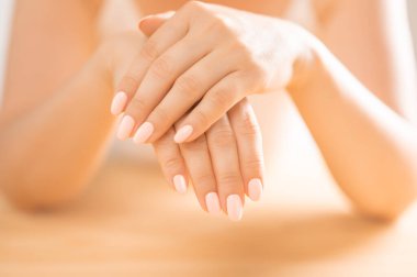 El Cildi Bakımı. Doğal Manikür Tırnaklı Güzel Kadın Elleri 'nin yakın çekimi. Yumuşak, ipeksi, sağlıklı tenine dokunan kadının eline yakın çekim. Güzellik ve Sağlık, Vücut Bakımı Konsepti. seçici odak