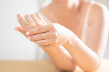 Zarif bir kadın pozu verin. Doğal Manikür Tırnaklı Güzel Kadın Elleri 'nin yakın çekimi. Yumuşak, ipeksi, sağlıklı tenine dokunan kadının eline yakın çekim. Güzellik ve Sağlık. seçici odak