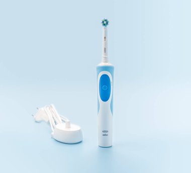Rusya, Moskova, 22 Temmuz 2021: Braun Oral-B diş fırçası şarj edilebilir elektrikli diş fırçası seti. Profesyonel ağız bakımı kavramı ve sağlıklı dişler ultrasonik akıllı diş fırçası kullanarak.