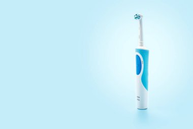Rusya, Moskova, 22 Temmuz 2021: Braun Oral-B diş fırçası, Cross Action. Açık mavi arka planda modern elektrikli diş fırçası. Yatay. Boşluğu kopyala