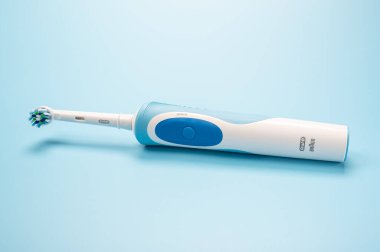 Rusya, Moskova, 22 Temmuz 2021: Braun Oral-B diş fırçası başı Cross Action mavi arka planda yatıyor. Açık mavi arka planda modern elektrikli diş fırçası. Yatay. Boşluğu kopyala