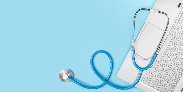 Klawiatura Laptopa Stetoskop Niebieskim Tle Medycyny Online Telemedycyny Konsultacji Online — Zdjęcie stockowe