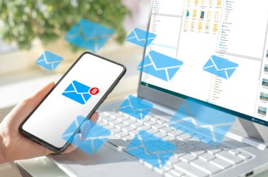 Cep telefonu ve dizüstü bilgisayarda bir sürü mesaj simgesi var. Akıllı telefon kullanarak kablosuz mesaj gönderiliyor. İletişim Dijital Ağı ve Sosyal Ağ Kavramı. SMS Pazarlama