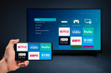 MOSCOW, RUSSIA - 25 Ağustos 2021: Talep yayın hizmetleri hakkında video Netflix, HBO, VUDU, HULU, ESPN, CBS. Video dağıtım servisinin arayüzü. Abonelik hizmeti. Yayın videosu.