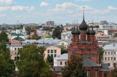 Yaroslavl, RUSSIA - 23 Eylül 2021: Antik Rus şehri Yaroslavl 'ın çatılarına bakın. Bir taşra kasabasının havadan görünüşü