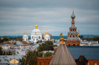 Yaroslavl, RUSSIA - 23 Eylül 2021: Antik Rus şehri Yaroslavl 'ın çatılarına bakın. Bir taşra kasabasının havadan görünüşü