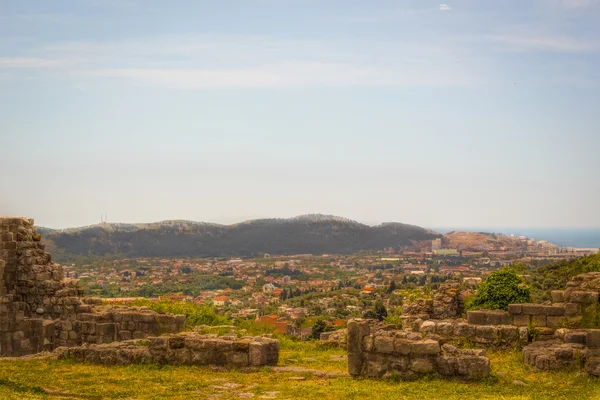 Ruinas en las montañas por la noche . — Foto de Stock