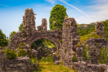 Akşam dağlarda Harabeleri.