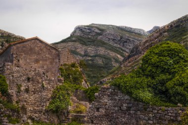 Akşam dağlarda Harabeleri.