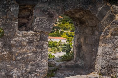 Akşam dağlarda Harabeleri.