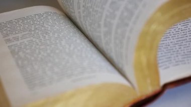 kitap sayfaları ağır çekim