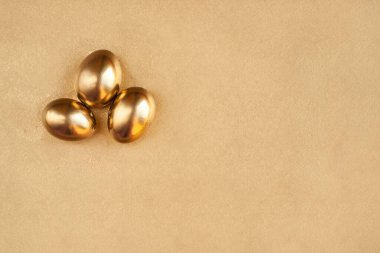 Kağıt arkaplanda Altın Paskalya Yumurtaları