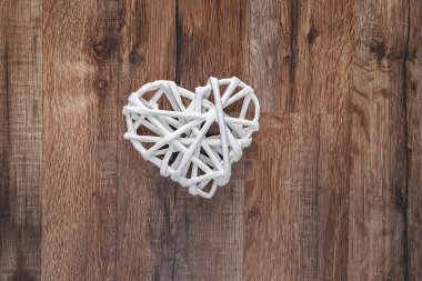 Ahşap arka planda beyaz kalp