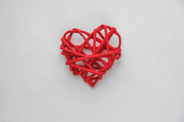 Beyaz arkaplanda kırmızı kalp