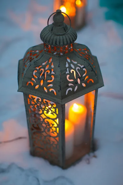 güzel bir oyulmuş mum yanan mum