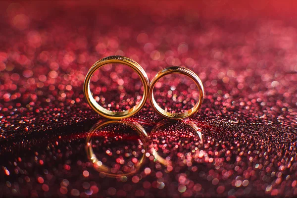 Alyans kırmızı bokeh arka plan üzerinde