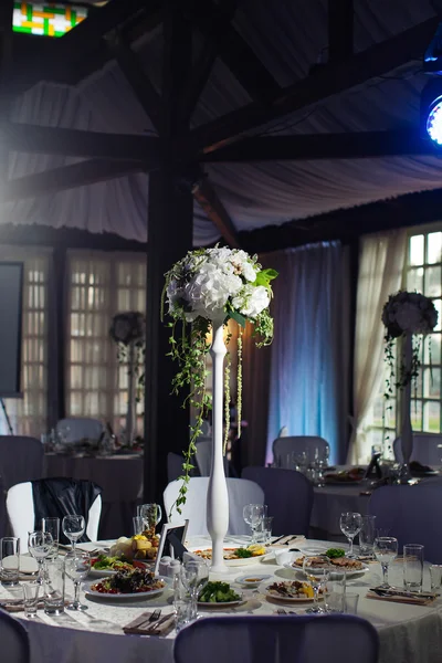 Festival tablo için çiçek düzenleme