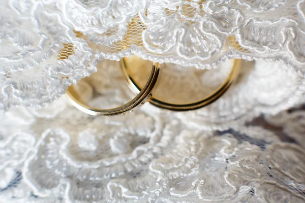 Alyans peçe altında