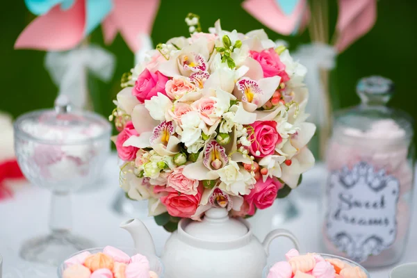 Festival tablo için çiçek düzenleme