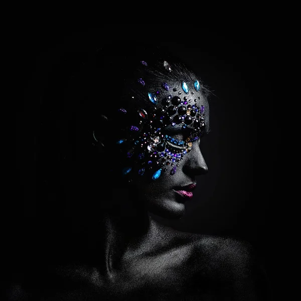 Yüzündeki taşların süsleri ile kız