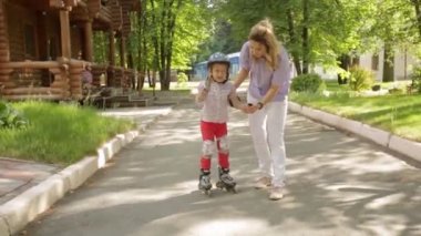 paten parkta küçük kızı anne öğretir