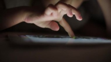 küçük kız tablet bilgisayarda çizim battaniyenin altında gizleme