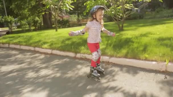 Kleines Mädchen lernt Rollschuhlaufen im Park — Stockvideo