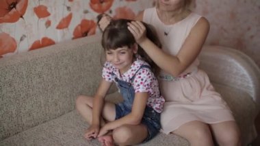 kızları saçlarını penye anne ve ile çalış