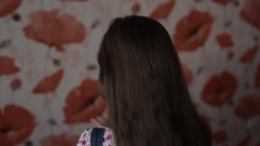 Anne fırçalama kızları saç