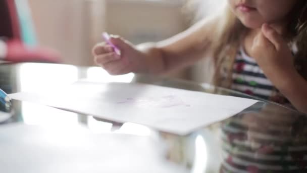 Lilla flickan drar med kritor sitter vid bord. på nära håll — Stockvideo