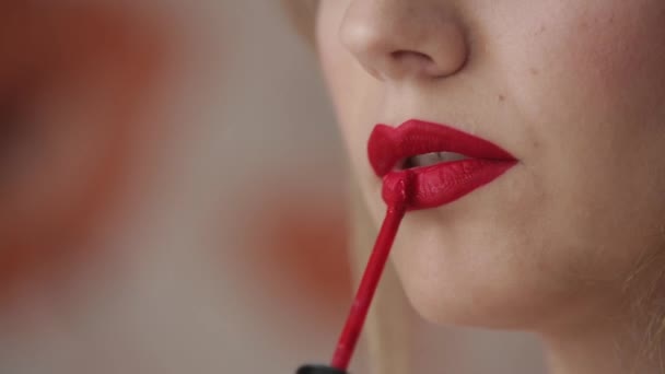 Όμορφη γυναίκα χρωματίζει closeup της χείλη — Αρχείο Βίντεο