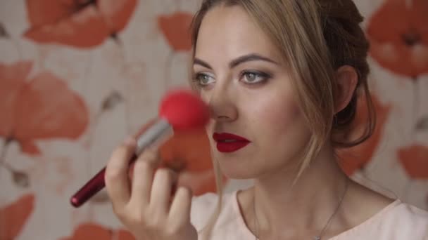 Hermosa mujer consigue maquillaje — Vídeos de Stock