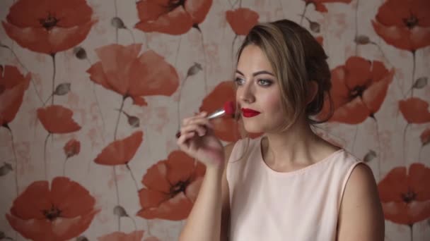 Mulher bonita recebe maquiagem — Vídeo de Stock