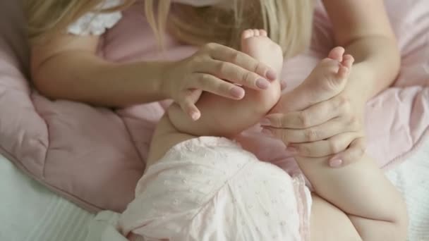 Des petits pieds de bébé dans les mains de maman. gros plan des pieds des bébés — Video