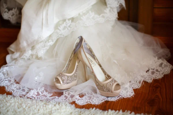 Beige damigella d'onore scarpe abito da sposa Foto Stock